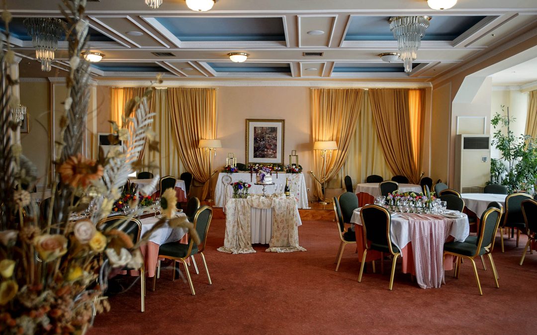 Restaurant and breakfast hall with refined aesthetics in Livadia hotel