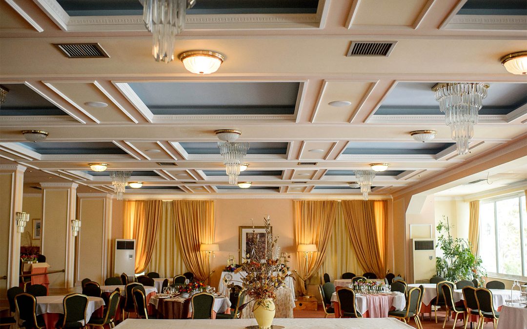 Restaurant and breakfast hall with refined aesthetics in Livadia hotel