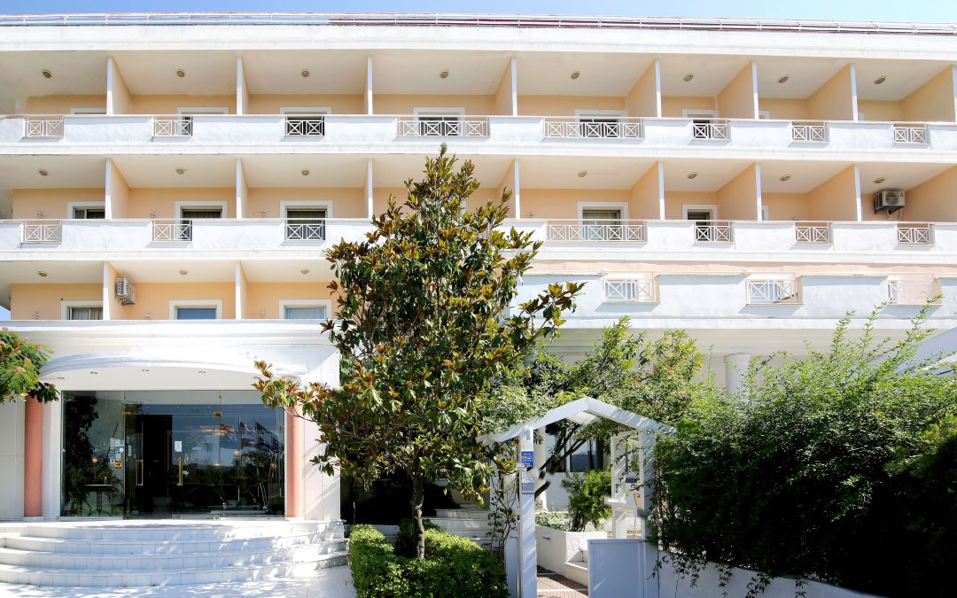Elegant classic double room at Hotel Philippos in Livadia with warm lighting and timeless décor